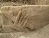 Friso encontrado en las excavaciones del complejo de Vichama (Perú).