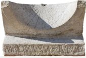 Reloj solar de 2.000 años de antigüedad hallado en la ciudad Interamna Lirenas, Italia.