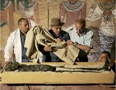 Arqueólogos egipcios supervisan el traslado de la momia del Rey Tutankamón desde su sarcófago