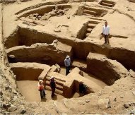 La plaza encontrada ha sido considerada como la más antigua de Perú, y está situada en el complejo arqueológico de Sechín Bajo