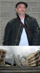 Santiago Sierra y una de sus &uacute;ltimas obras.