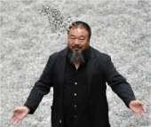 Ai Weiwei en la instalación 'Pipas de girasol 2010', en la Tate Gallery de Londres. Foto de Lennart Preiss