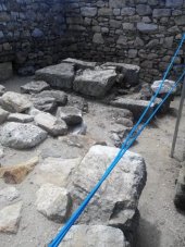Restos arqueológicos de la que se cree la tumba de Aristóteles