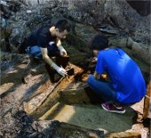 Arqueólogos trabajando en la tumba de Li He.