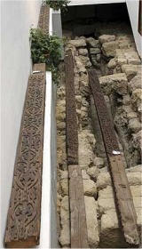 Cuatro de las siete vigas califales del siglo X de la Mezquita Catedral de Córdoba, que se iban a ser subastadas en Madrid