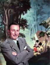Walt Disney con el personaje que le dió fama, Mickey Mouse