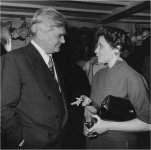 Aneurin Bevan hablando con  Doris Lessing, 1957, Hulton-Deutsch Collection/Corbis