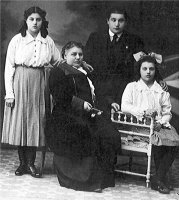 Mar&iacute;a, con su madre y sus hermanos. 1914