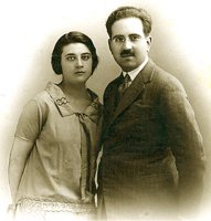 María Moliner y su esposo, Fernando Ramón, el día de su boda.