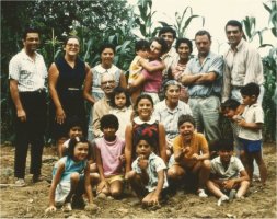 Mar&iacute;a Moliner y su marido con todos sus hijos y c&oacute;nyuges y algunos de sus nietos, en La Pobla, cerca de Mont-Roig (Tarragona), Genoveva Pitarch