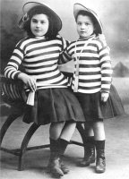 María, con su hermana, 1910