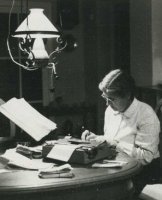 Mar&iacute;a Moliner con dos de sus nietos. 1963