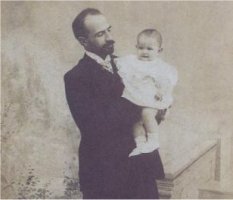 Blas Jos&eacute; Zambrano con Mar&iacute;a en brazos, en Velez-M&aacute;laga