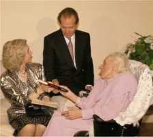 Los reyes Juan Carlos I y do&ntilde;a Dof&iacute;a, haci&eacute;ndole entrega del premio Cervantes a Mar&iacute;a Zambrano en 1989