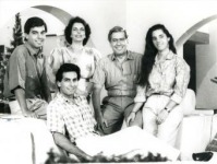 Vargas Llosa y con su mujer y sus hijos