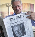 Vargas Llosa leyendo un peri&oacute;dico donde se anuncia su Nobel de Literatura, octubre de 2010