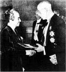 Gabriela Mistral con el rey Gustavo de Suecia, 1945